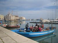 Ein Fischerboot legt an. 