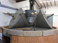 Mit dieser Maschine werden die Oliven gemahlen