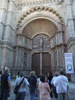 Am Eingangsportal der Kathedrale