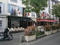 Der Marktplatz ist von zahlreichen Restaurants umgeben