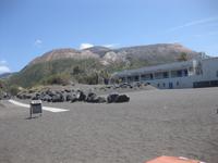 Am Strand auf Vulcano mit Blick zum Vulkan Gran Cratere 