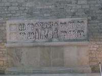 Skulpturen am Altar der romanischen Basilika der Abtei Fontenay