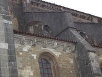 Basilika von Vezelay, Strebepfeiler und Schmuckfries
