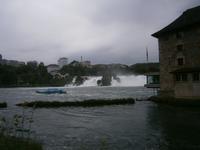 Ein Schiff nähert sich dem Fall