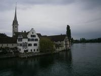 Blick von der Rheinbrücke auf die Kirche und das Kloster 
