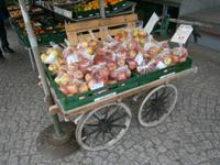 Reichlich Obst wird zum Verkauf angeboten