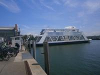 Eine Fähre nach Rohmannshorn (CH) wird beladen in Friedrichshafen