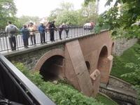 Besichtigung einer alten Brücke in Sensburg