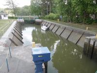 ein Schiff wird in der Schleuse nach unten gefahren
