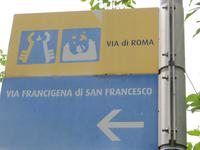 030 übliche Markierung des Franziskusweges in Umbrien