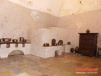 die Küche mit Fliesen aus dem 15. Jh.