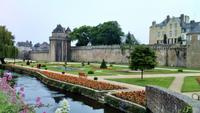 Stadtmauer und Blumen-Park in Vannes
