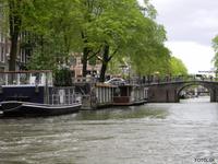 Hausboote mit Brücke