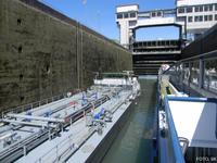 Schleuße mit Tanker vor dem Heben