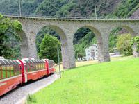 Glacier-Bernina-Reise, Fahrt mit dem Bernina-Express - Kreisviadukt bei Brusio