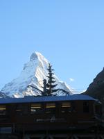 Glacier-Bernina-Reise, Zermatt Blick zum Matterhorn mit Gornergratbahn