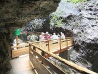 Über Holzstege kann man die Klamm begehen