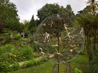 Im Hellergarten verspielte Kunstwerke.