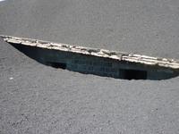 verschuettetes Haus nach dem Etna ausbruch 2002