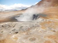 bis zu 100° Grad warm ist die Erde in diesem Gebiet