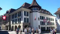 Thun, Stadtführerin mit Elsbeth Aebersold,Rathausplatz