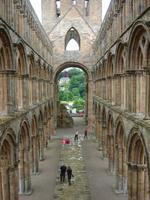 Blick von der Höhe ins Hauptschiff von Jedburgh Abbey