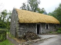 Bunratty Folk Park - altes Cottage mit Torf