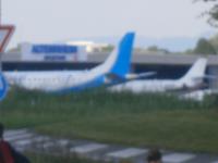 parkende Flugzeuge am Flughafen