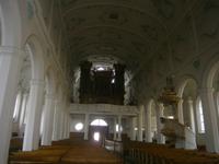 Blick auf Kanzel und Orgel der Stadtpfarrkirche 