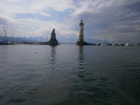 Blick auf die Hafeneinfahrt von Lindau mit dem bayerischen Löwen und dem 