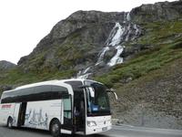 Bus am Wasserfall