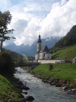 ein Bergdorf in malerischer Landschaft