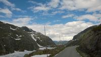 Enge Straßen, Schnee und Berge