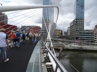 Eine interessante Brücke für die Fußgänger in Bilbao