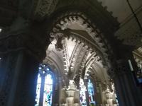 Roslyn Chapel, reich verzierte Gewölbebögen im Inneren