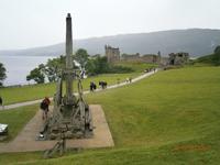 Urquahrt Castle - Trebuchet und Burgruine