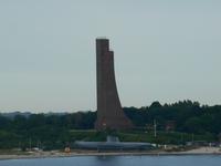 Fahrt durch die Kieler Förde (Marine-Ehrenmal im Ostseebad Laboe)