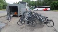 In der Zwischenzeit lud der Buskapitän die Fahrräder aus...