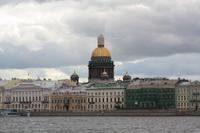 Blick von der Strelka auf die Isaakskathedrale