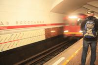 Der Rote Pfeil in Anfahrt - Station Ploschad Wosstanija