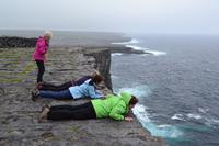Mutiger Blick von den Klippen
