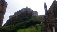 Blick hinauf zur Burg von Edinburgh