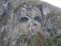 Geiranger Fjordkreuzfahrt-Gesicht im Fels