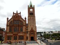  Rathaus von Derry-im Hintergrund die Friedensbrücke