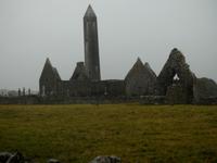  Klosteranlage Kilmacdough mit Rundturm