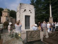 Am Grabmal von Toscanini