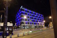 Das Hotel PURO bei Nacht