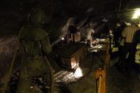 Nachbildungen von der schweren Arbeit unter Tage