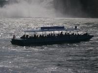 Ein Schiff mit Gästen fährt zum Fall