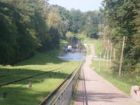 Unten fährt ein Schiff in solch ein Gestell